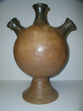 Clay sculpture with three spouts
